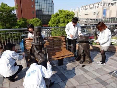 銅像をお掃除しました。 | 北九州市漫画ミュージアム